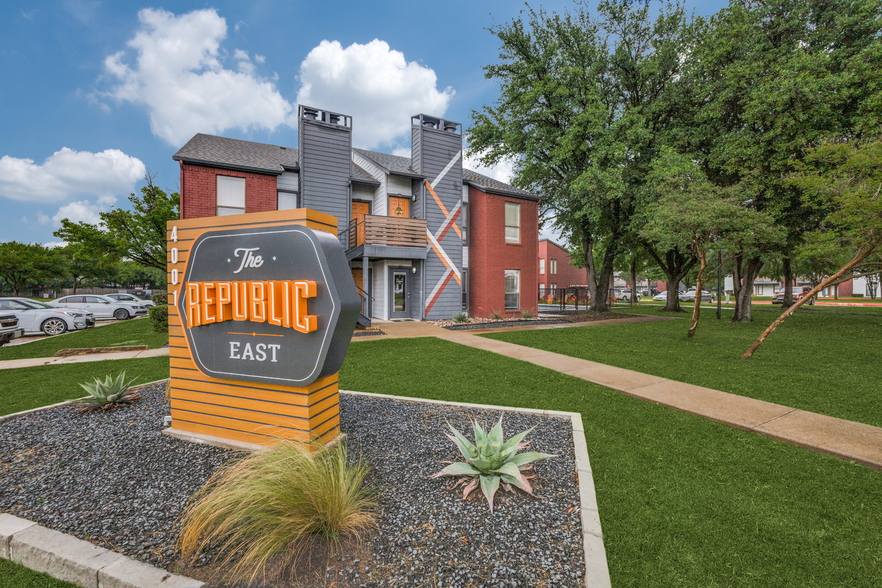 Building Photo - The Republic West Apartments