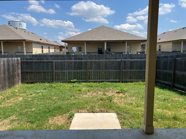 Building Photo - Luxury 3/2 Duplex in Seguin, Texas
