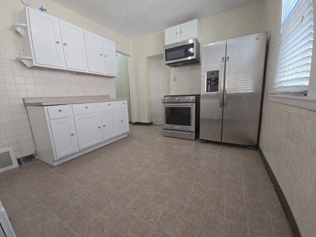 Building Photo - 2516 N Keeler Ave