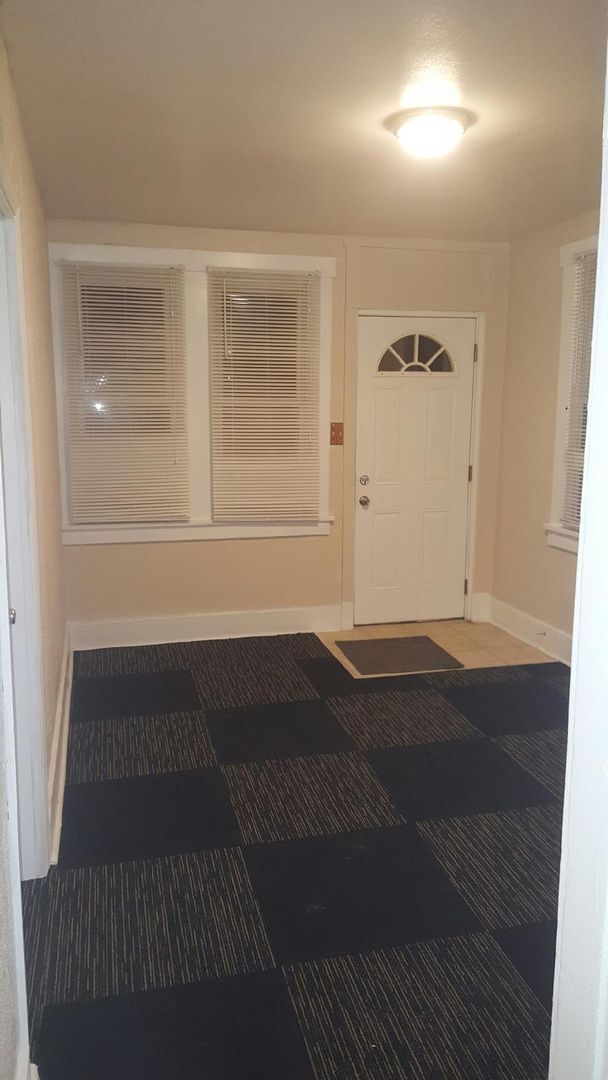 Building Photo - 809 Watson St