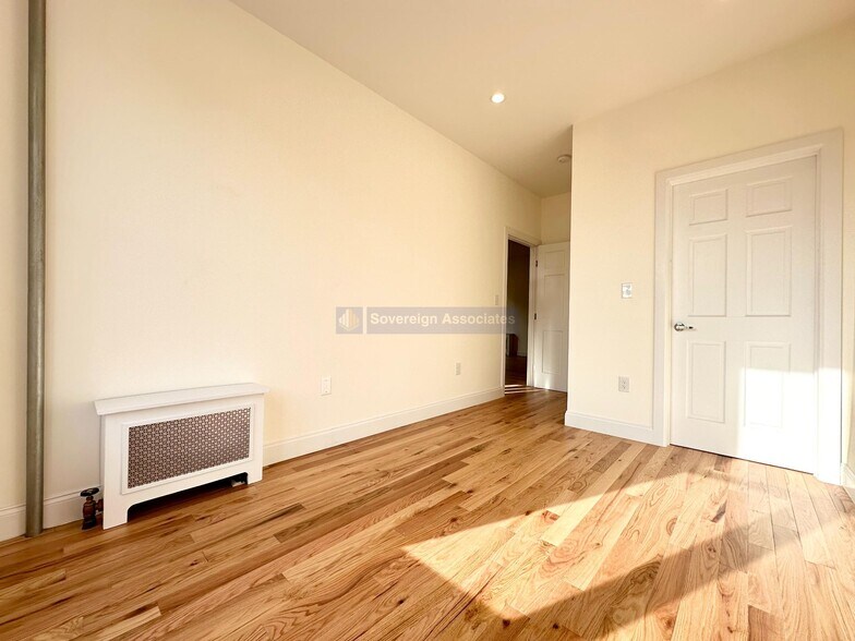 Building Photo - 41-47 Saint Nicholas Terrace