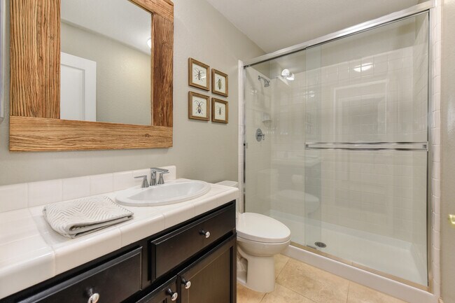Building Photo - Great Location! Clean, Renovated, Beautifu...