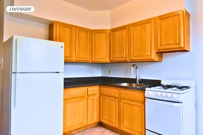 Building Photo - 81 4th Pl