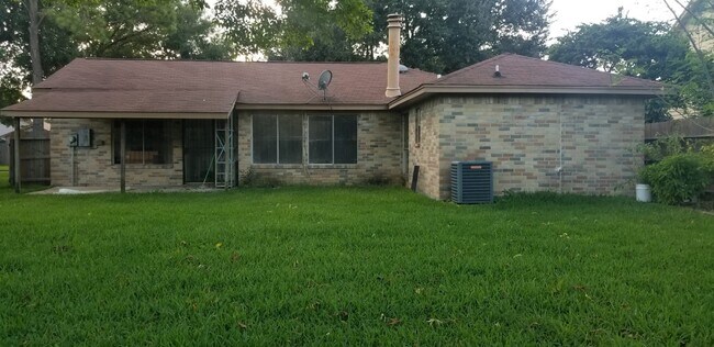 Building Photo - 527 Oakdale Dr