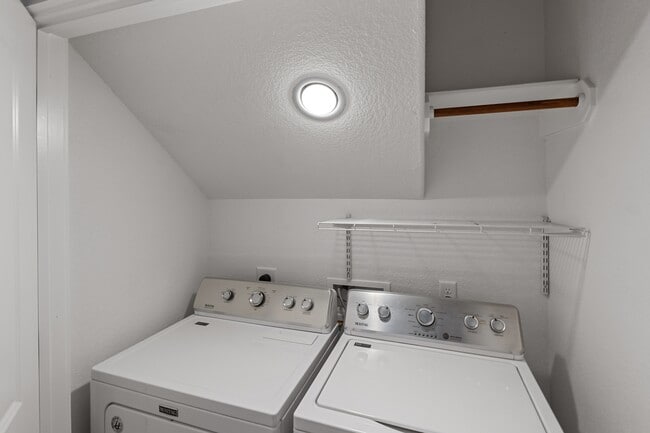 Building Photo - 415 Goldilocks Ln
