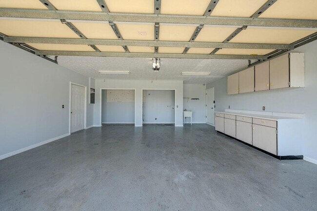 Building Photo - 651 SE Degan Dr