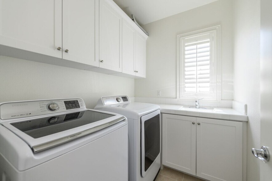 Building Photo - 48 Castellana