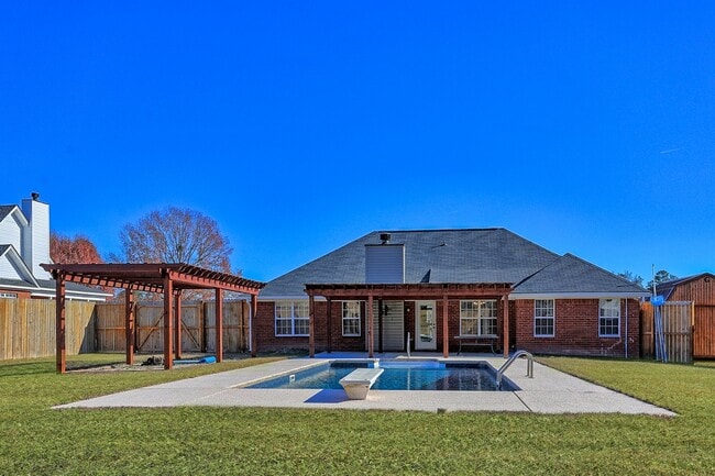 Building Photo - 204 Birch Dr