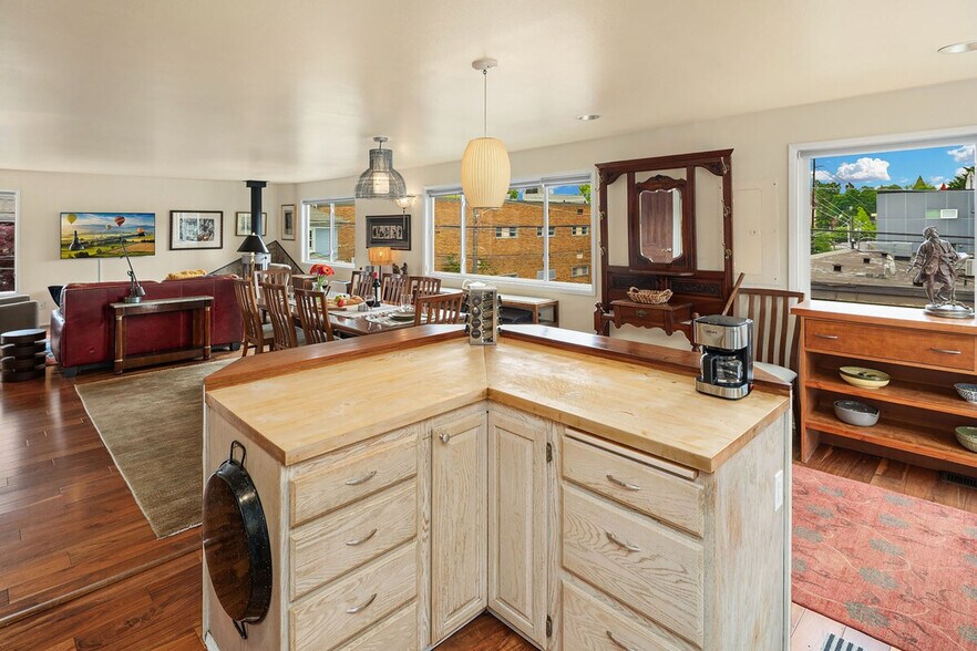 Building Photo - 405 W Galer St