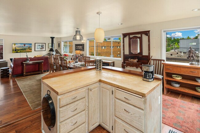 Building Photo - 405 W Galer St