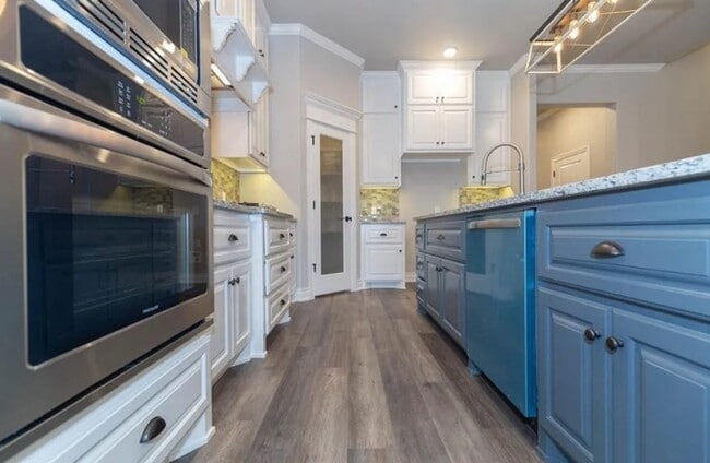 Building Photo - 4BD/3BTH home Minutes from I-35