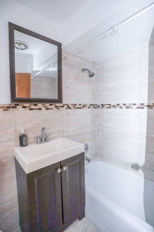 Building Photo - 6110 N Kenmore Ave