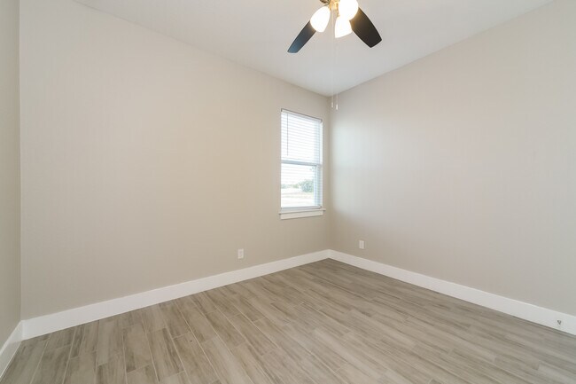 Building Photo - 398 Camellia Ct