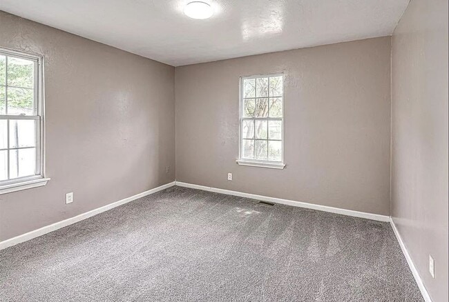 Building Photo - 3-Bedroom Available!