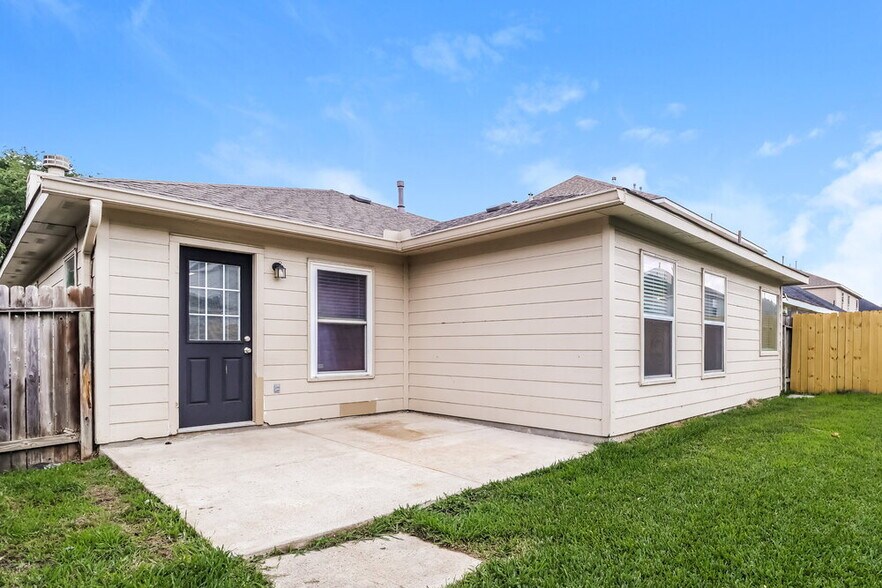 Building Photo - 12134 Carriage Oak Cir