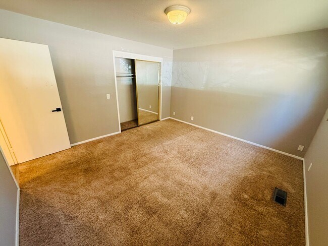 Building Photo - Pet Friendly 4 bed 2 bath house for rent at 1222. Jobs Peak