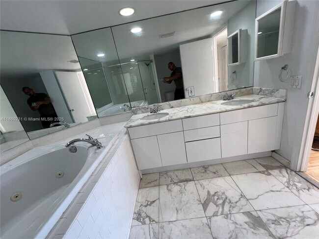 Building Photo - 5600 Collins Ave