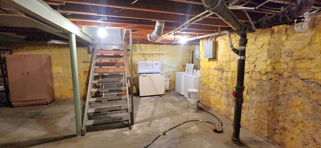 Building Photo - Big Discount! Beautiful, updated 4BR home with full unfin bsmt