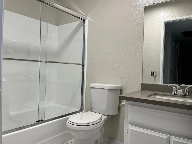 Building Photo - 544 E Tujunga Ave