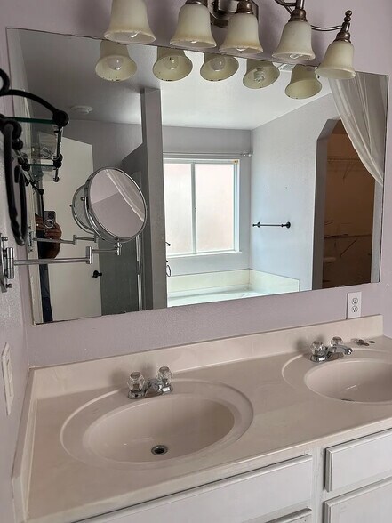 Building Photo - Room in House on Mallow Grove