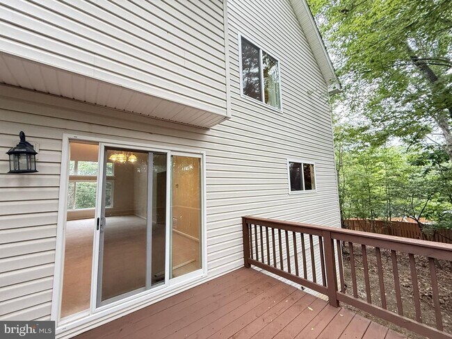 Building Photo - 1234 Lakeview Dr