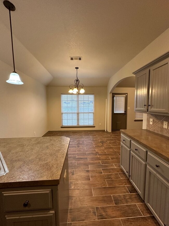 Building Photo - $2,200.00 Move-in-Special