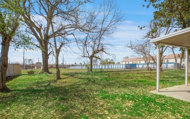 Building Photo - 701 Churchill Dr