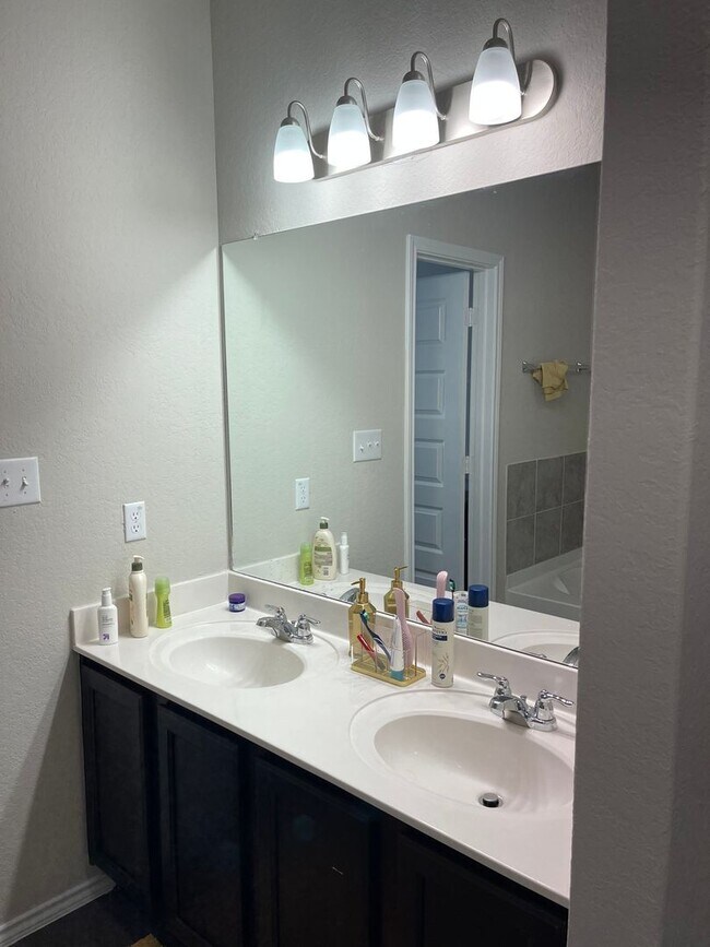 Building Photo - 5 Bedroom House in Cibolo