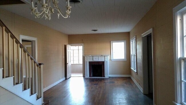 Building Photo - AVAILABLE SOON! APPLY TODAY!