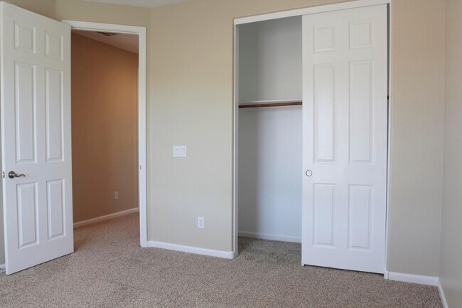 Building Photo - 2413 E Park View Ln
