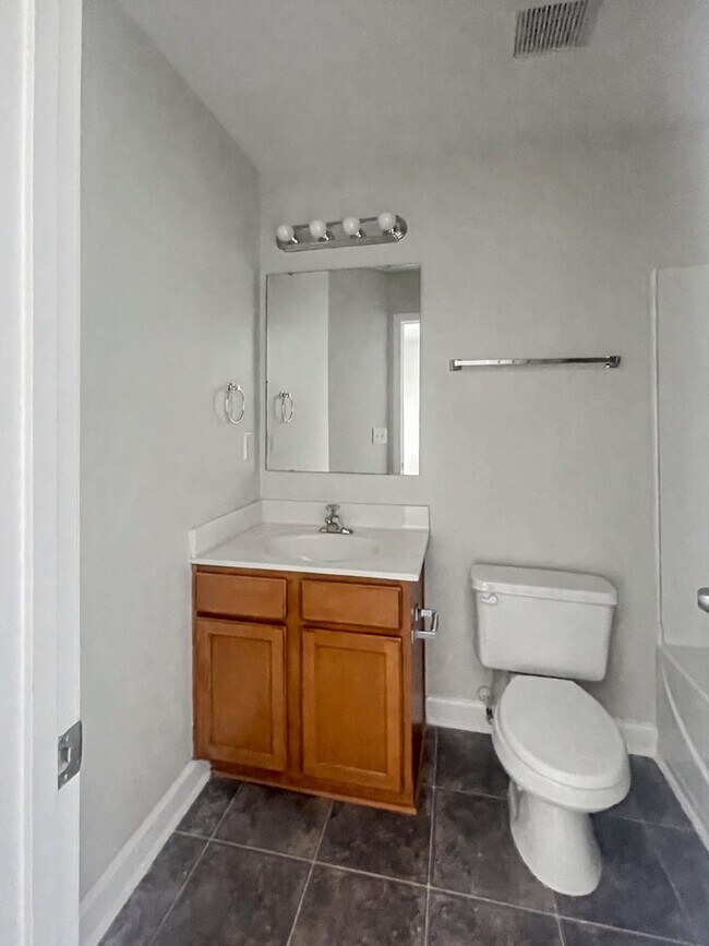 Building Photo - Desirable 2 bedroom 2.5 bathroom home in Tarrant Trace neighborhood!