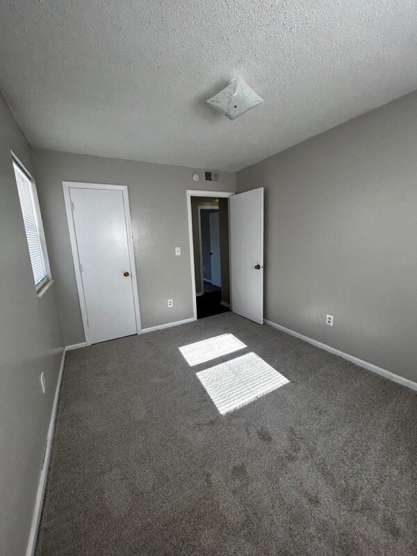 Building Photo - 1411 W Maple Ave
