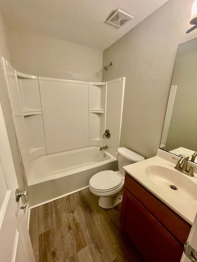 Building Photo - Must see this adorable 2 bedroom 1.5 bath ...