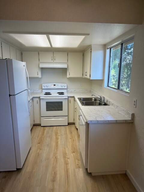 Building Photo - 512 Fein Ave