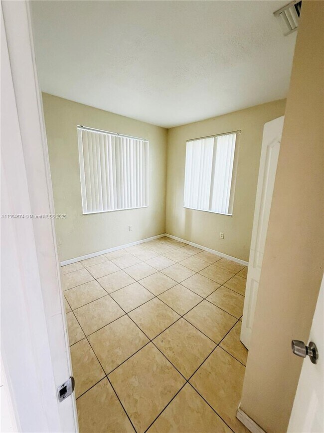 Building Photo - 2505 SE 14th Ave