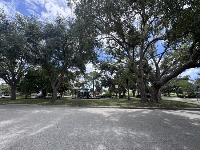 Building Photo - 205 Ave Des Parques S
