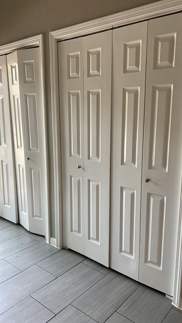 Building Photo - Beautifully updated town home