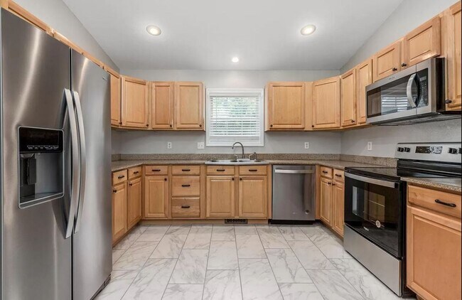 Building Photo - 5 Bedroom Home Located in Waynesville, MO!