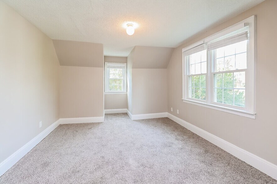 Building Photo - 305 S Mulberry St