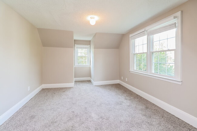 Building Photo - 305 S Mulberry St