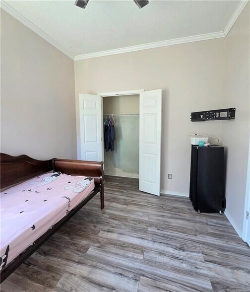 Building Photo - 1696 Central Park Loop