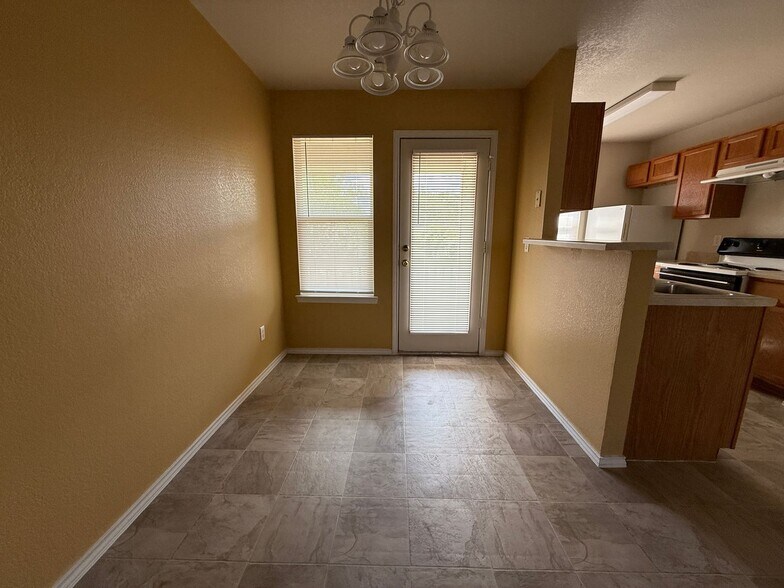 Building Photo - 403 Creek St