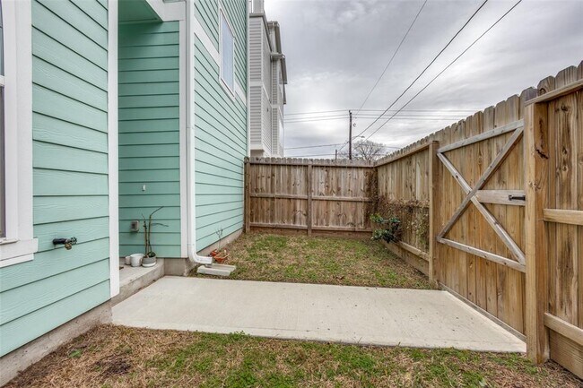 Building Photo - 204 Burr St