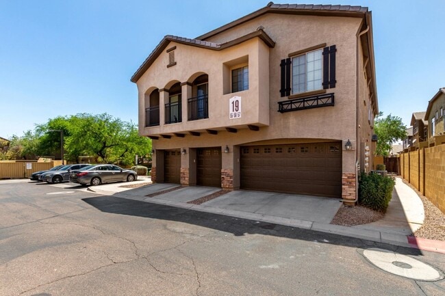 Building Photo - 2250 E Deer Valley Dr