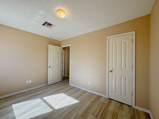 Building Photo - East 3 Bdrm 2 Bath