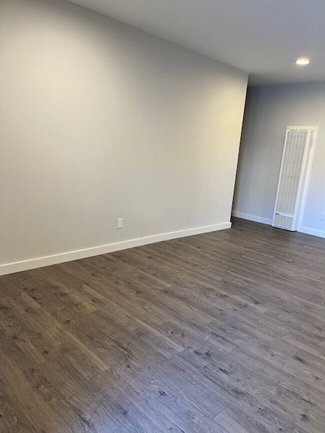 Building Photo - Nice remodeled studio in prime location