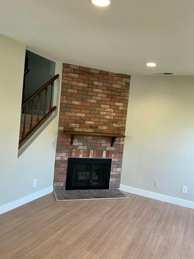 Building Photo - 852 N Monterey St