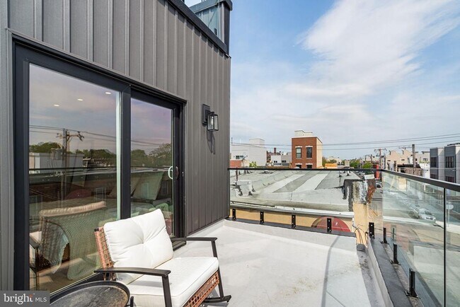 Building Photo - 2409 Oakford St