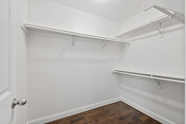 Building Photo - Beautiful 6BR Executive Brentwood Home with Pool