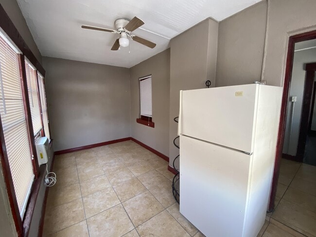 Building Photo - 1126 E San Antonio Ave